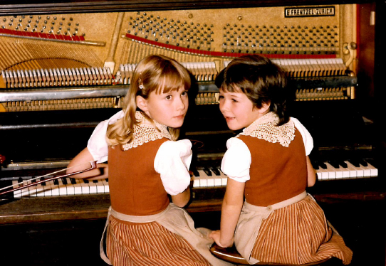 Susanne und Caroline Alder beim ersten Auftritt - Adlerfescht 1984